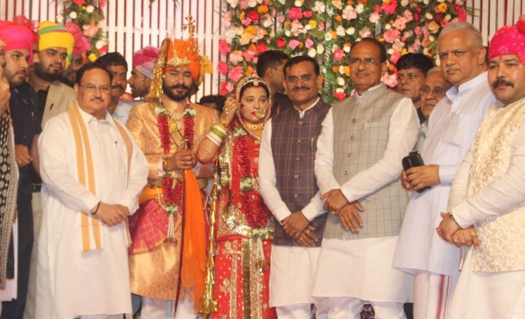 <p>केंद्रीय मंत्री श्री नरेंद्र सिंह तोमर की सुपुत्री के भव्य विवाह समारोह में लगा मंत्रियों व मुख्य मंत्रियों का जमावड़ा। लोगों ने पूरे समारोह को राजनीति व चुनाव से जोड़ कर देखा।&nbsp;</p>